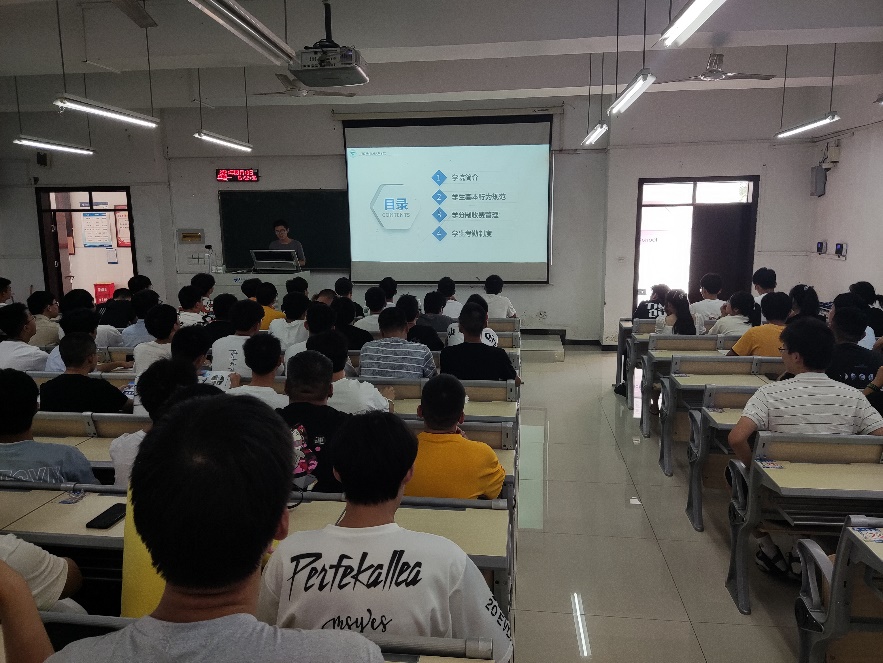 会议室里的人们描述已自动生成