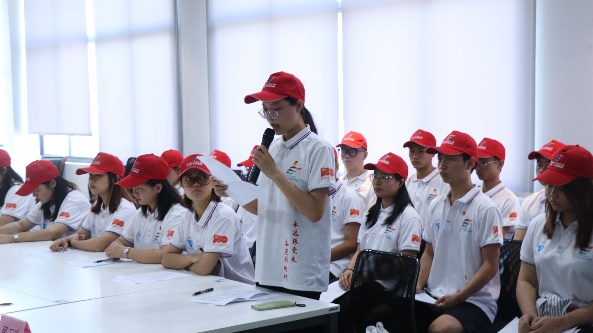 一群人在桌子边中度可信度描述已自动生成