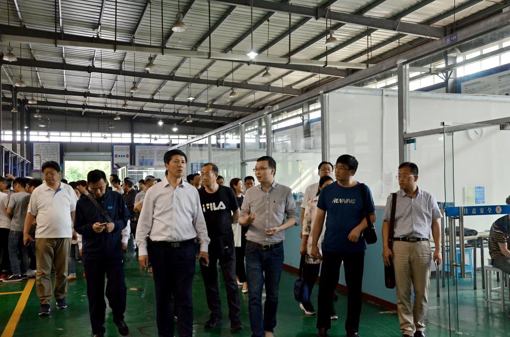 参观汽车工程实训室