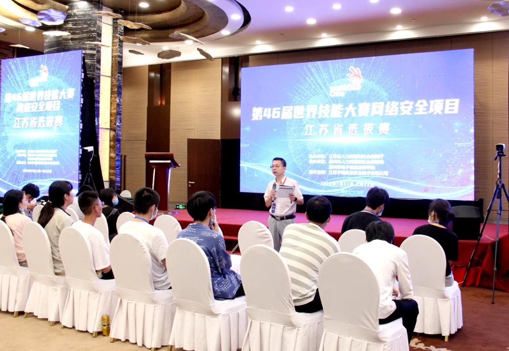 会议室里的人们描述已自动生成 会议室里的人们描述已自动生成