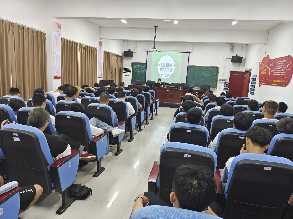 许多人在房间里中度可信度描述已自动生成