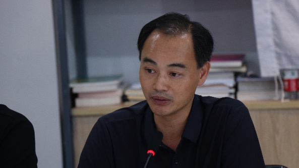 穿黑色衣服的男人描述已自动生成