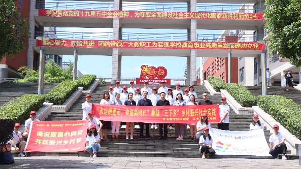 建筑前的广场上有许多人中度可信度描述已自动生成