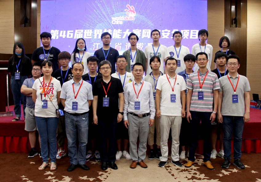 一群人站在一起合影描述已自动生成 一群人站在一起合影描述已自动生成