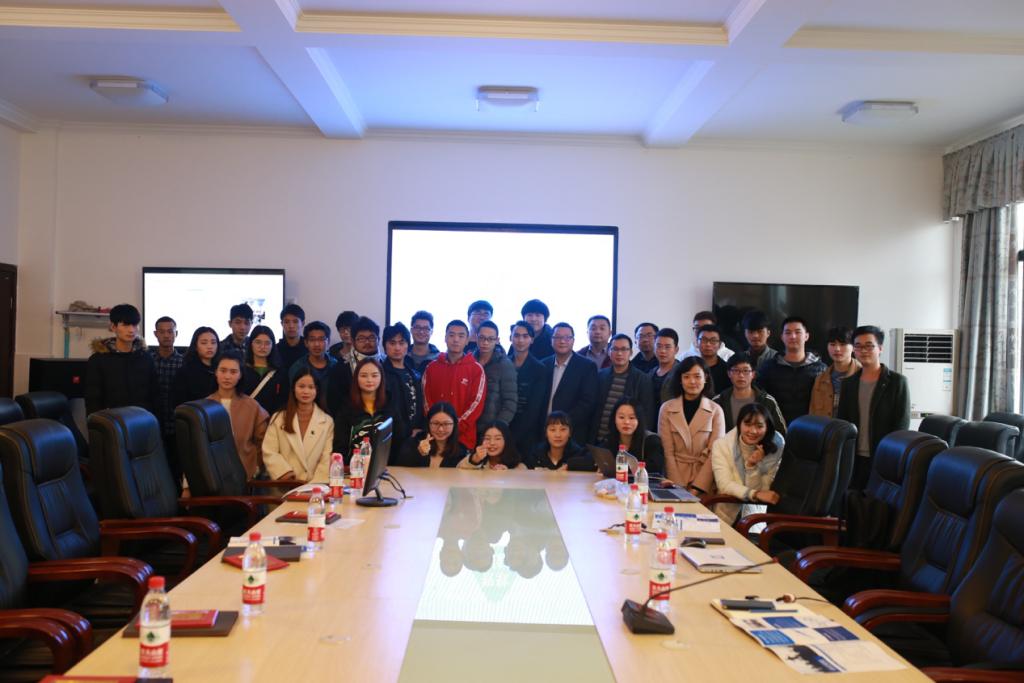 所有工作室成员、参会领导、指导教师、校外专家合影留念