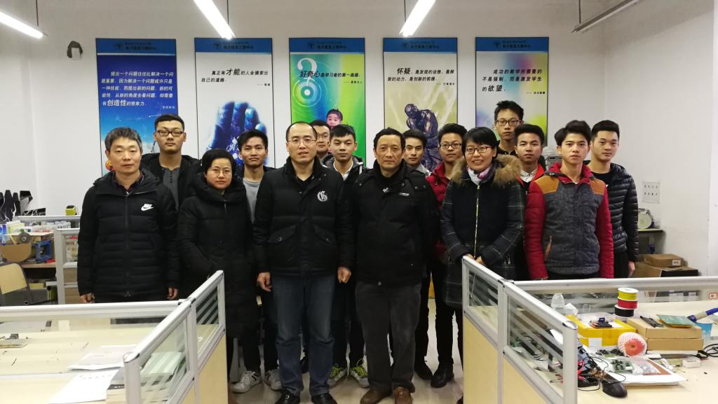 赵俊奎高工还饶有兴趣地参观了创新实验室同学的技术作品,并鼓励大家多出技术原创作品