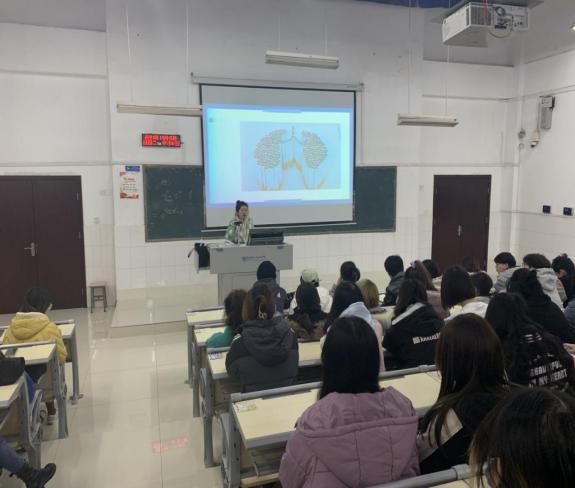 马琳班级开展控烟主题班会照片