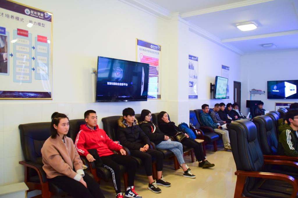 认真听的同学们